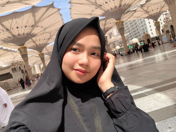 Foto Aulia DA pakai hijab bikin adem saat bergaya di Tanah Suci Mekkah. Pedangdut manis asal Pontianak ini berani tolak cinta Nassar.