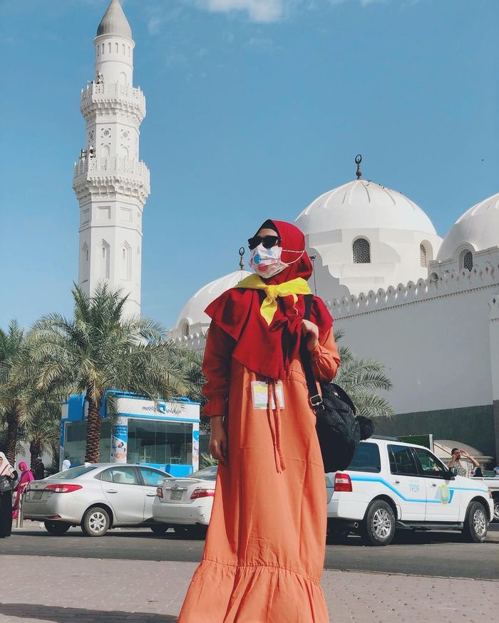 Foto Aulia DA pakai hijab bikin adem saat bergaya di Tanah Suci Mekkah. Pedangdut manis asal Pontianak ini berani tolak cinta Nassar.