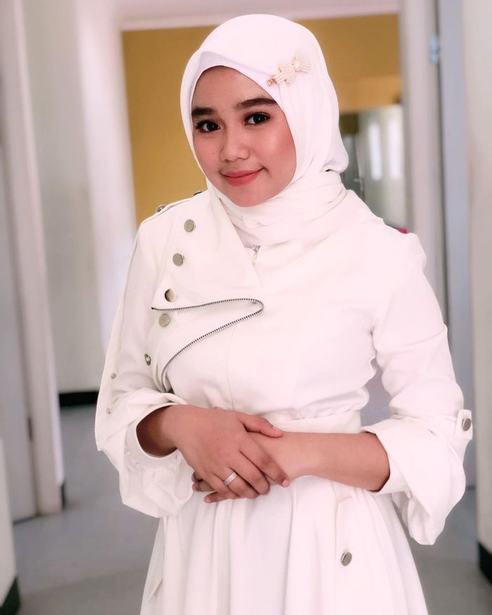 Foto Aulia DA pakai hijab yang bikin adem saat bergaya  di depan kamera. Anak pemulung yang sukses boyong keluarga ke Tanah Suci Mekkah.