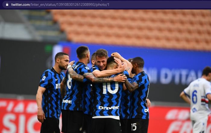Para pemain Inter Milan merayakan gol ke gawang Sampdoria dalam laga pekan ke-35 Liga Italia di Stadion Giuseppe Meazza, Sabtu (8/5/2021).  