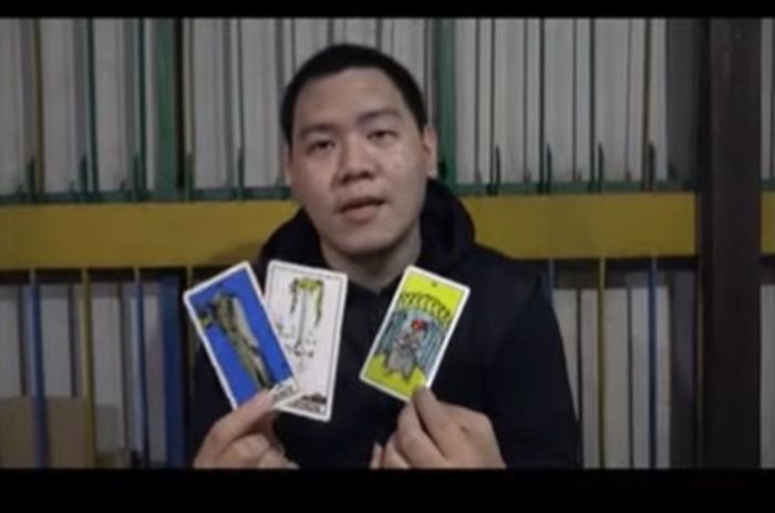 Ahli tarot Albert ungkap perasaan Ariel NOAH kepada BCL dan hubungan keduanya.