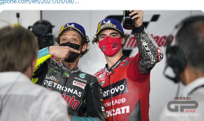 Valentino Rossi (kiri) berpose bersama pembalap akademinya, Francesco Bagnaia, yang merebut pole position pada kualifikasi MotoGP Qatar di Sirkuit Losail, Doha, Qatar, 27 Maret 2021.