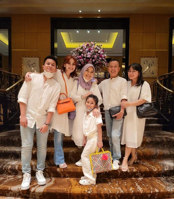Ayu Ting Ting sekeluarga di acara buka bersama