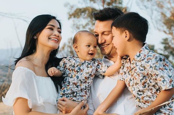 Titi Kamal dan keluarganya