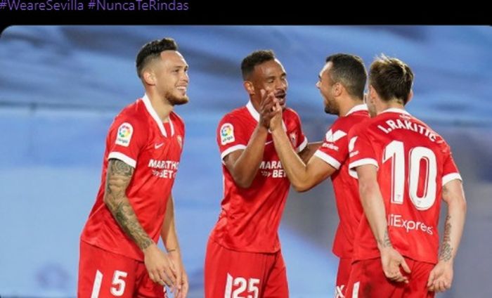 Para pemain Sevilla merayakan gol pembuka Fernando dalam laga kontra Real Madrid