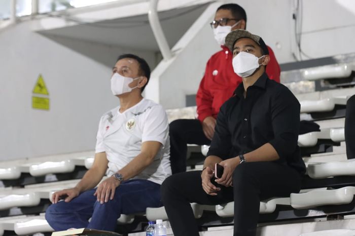 Ketua Umum PSSI, Mochamad Iriawan, dan Direktur Utama Persis, Kaesang Pangarep, menghadiri latihan timnas Indonesia di Stadion Madya, Jakarta, Selasa (11/5/2021).