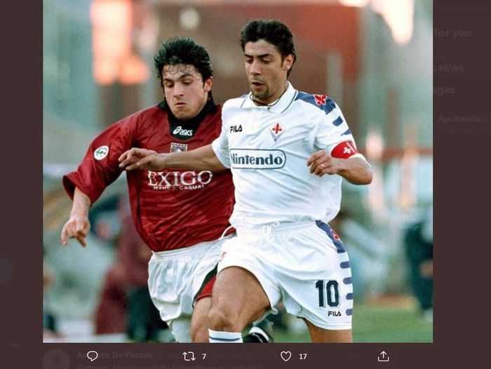 Gennaro Gattuso (kiri) berebut bola dengan Rui Costa dalam pertandingan Salernitana lawan Fiorentina di Liga Italia 1998-1999.