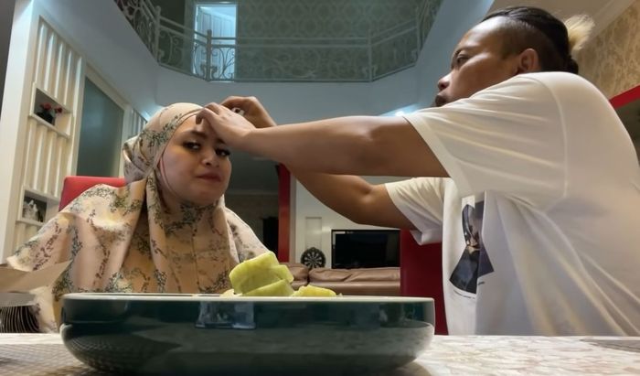Nathalie Holscher hamil, <a href='https://tribunmedan.cfd/tag/sule' title='Sule'>Sule</a> tunjukan perhatian kecil untuk sang istri dengan merapikan mukenah sang istri