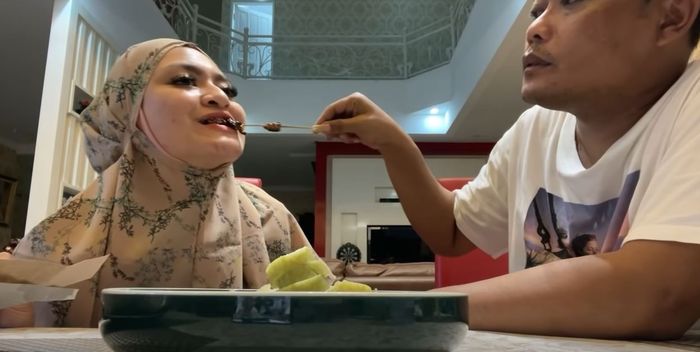 Sule saat menyuapi sate kepada <a href='https://tribunmedan.cfd/tag/nathalie-holscher' title='Nathalie&nbsp;Holscher'>Nathalie&nbsp;Holscher</a> yang sedang hamil 