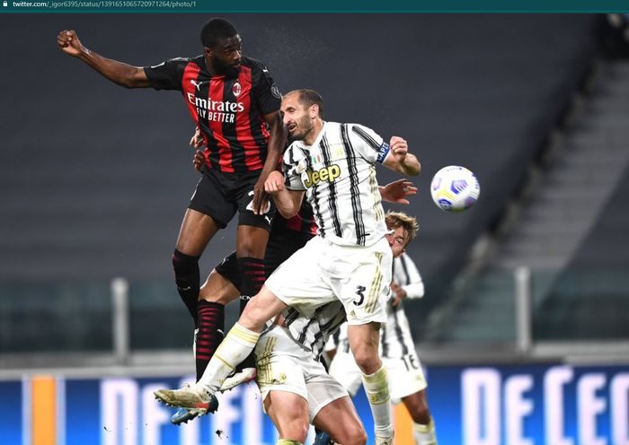 Momen duel udara antara Fikayo Tomori dan Giorgio Chiellini dalam bentrokan Juventus dan AC Milan di Stadion Allianz.