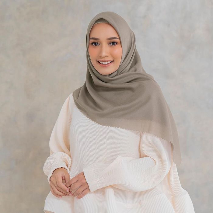 Baju putih cocok jilbab apa