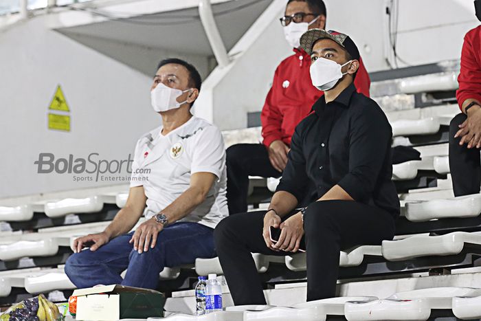 Ketua Umum PSSI, Mochamad Iriawan (kiri) dan Direktur Utama Persis Solo, Kaesang Pangarep, tengah memantau timnas Indonesia di Stadion Madya, Senayan, Jakarta, 11 Mei 2021.