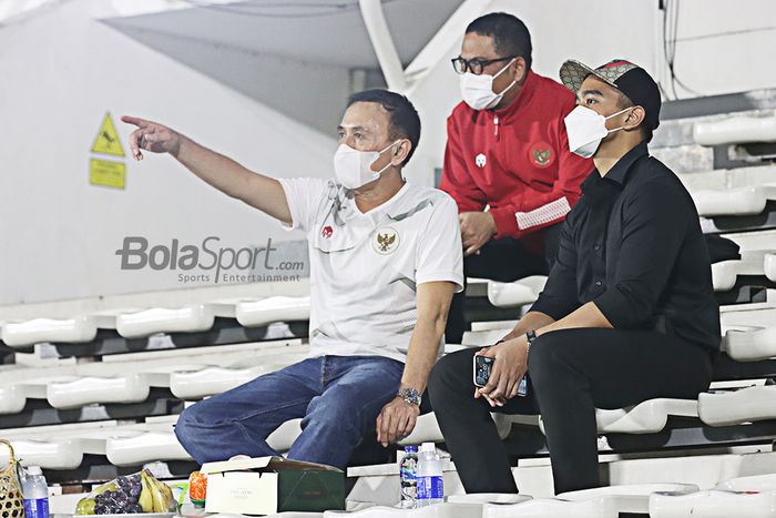 Ketua Umum PSSI, Mochamad Iriawan (kiri) dan Direktur Utama Persis Solo, Kaesang Pangarep, tengah memantau timnas Indonesia di Stadion Madya, Senayan, Jakarta, 11 Mei 2021.