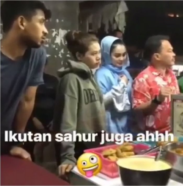 Artis dulu disebut pelakor kepergok makan di warung sederhana kaki lima (Instagram/lambe_turah)
