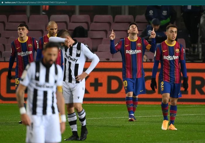 Lionel Messi melakukan selebrasi usai mencetak gol ke gawang Levante.