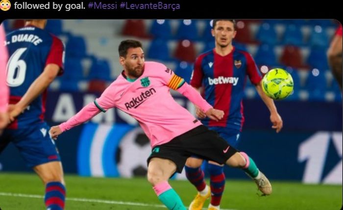 Megabintang Barcelona, Lionel Messi, membuka skor timnya dengan tendangan voli dalam laga kontra Levante di Liga Spanyol