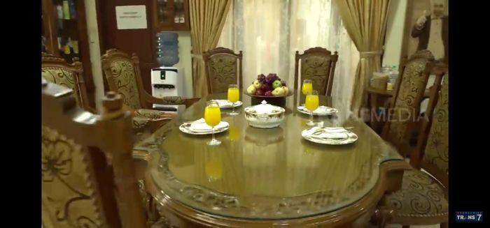 Ruang makan di rumah artis Tukul Arwana.