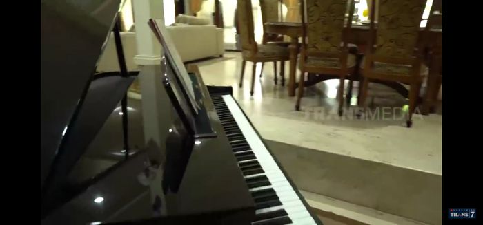 Grand piano di rumah artis Tukul Arwana.