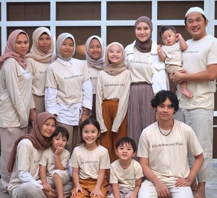 Keluarga Hanung Bramantyo dan Zaskia Adya Mecca rayakan hari lebaran