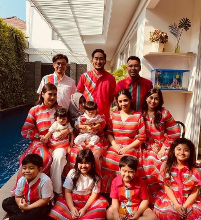 Rayakan Hari Raya Idul Fitri 2021 Yuk Intip Kompaknya Keluarga Selebriti Di Hari Lebaran Dari Zaskia Adya Mecca Sampai Shireen Sungkar<script async src=