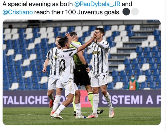 Paulo Dybala (kiri) merayakan golnya bersama Cristiano Ronaldo saat Juventus bersua Sassuolo, Rabu (12/5/2021)