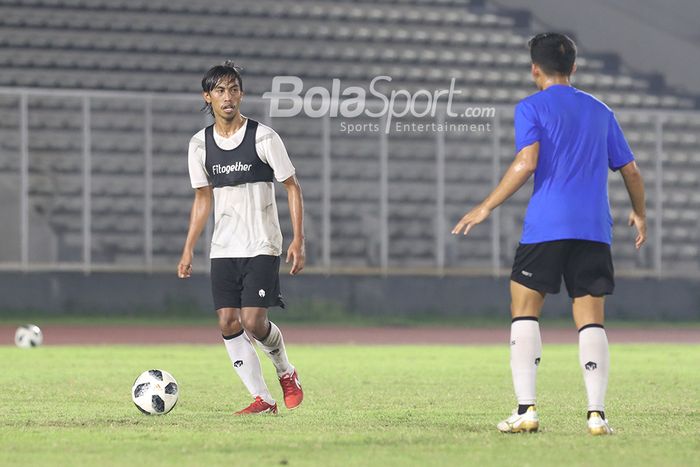 Ady Setiawan (kiri) sedang berlatih dalam pemusatan latihan timnas Indonesia di Stadion Madya, Senayan, Jakarta, 11 Mei 2021.