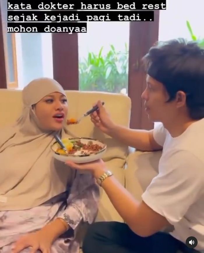 Atta sedang menyuapi Aurel, terkuak alasan Aurel sakit