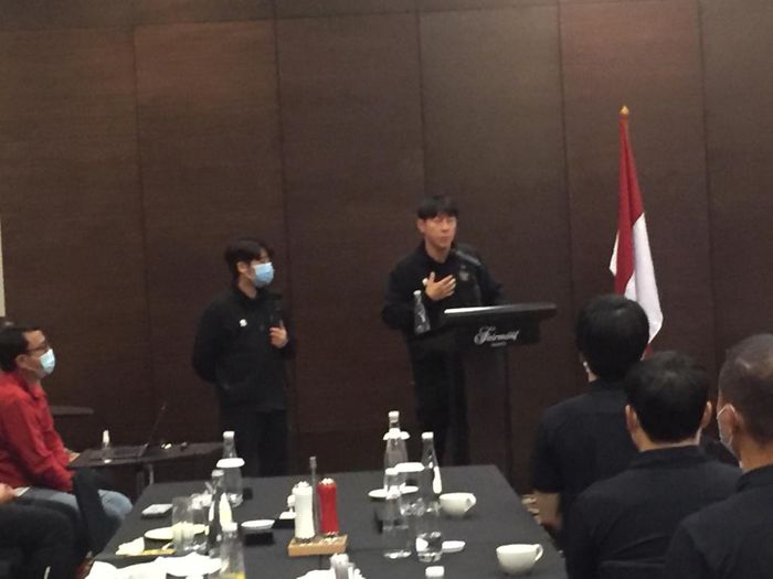 Pelatih timnas Indonesia, Shin Tae-yong , dalam pemaparan di Hotel Fairmont Senayan, Jakarta Pusat, Jumat (14/5/2021)