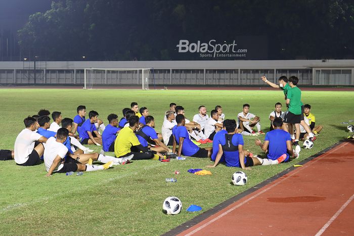 Shin Tae-yong tengah memberikan arahan kepada skuat timnas Indonesia di Stadion Madya, Senayan, Jakarta, 11 Mei 2021.