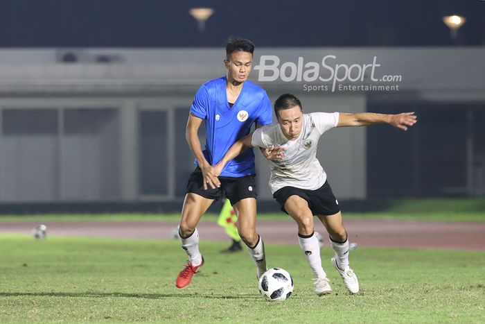 Koko Ari Araya (kiri) dan Arthur Irawan (kanan) sedang dalam perebutan bola pada sesi latihan timnas Indonesia di Stadion Madya, Senayan, Jakarta, 11 Mei 2021.