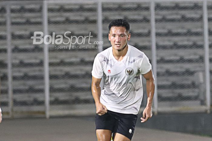 Syahrian Abimanyu sedang mengikuti sesi latihan timnas Indonesia di Stadion Madya, Senayan, Jakarta, 11 Mei 2021.