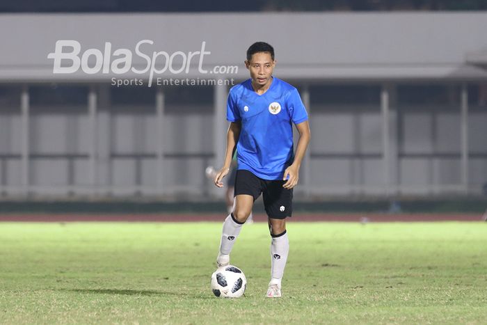 Evan Dimas sedang menguasai bola dalam sesi latihan timnas Indonesia di Stadion Madya, Senayan, Jakarta, 11 Mei 2021.