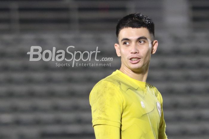 Kiper timnas Indonesia, Nadeo Argawinata, sedang berlatih di Stadion Madya, Senayan, Jakarta, 11 Mei 2021.