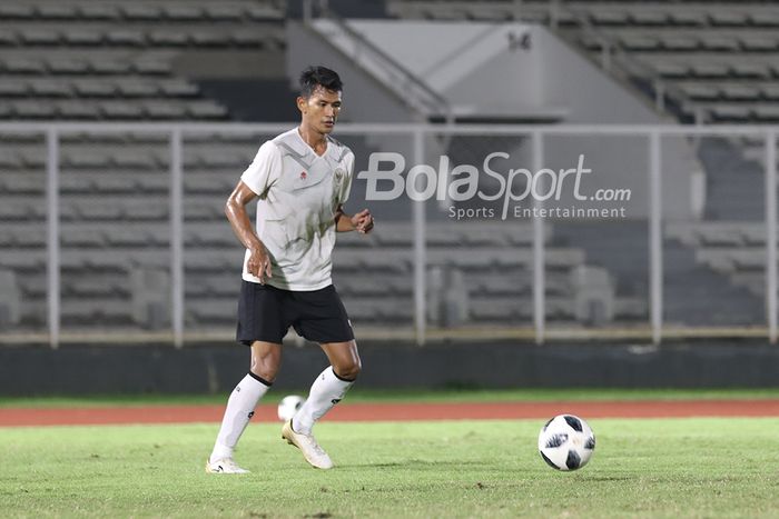 Didik Wahyu sedang berlatih dalam sesi latihan timnas Indonesia di Stadion Madya, Senayan, Jakarta, 11 Mei 2021.