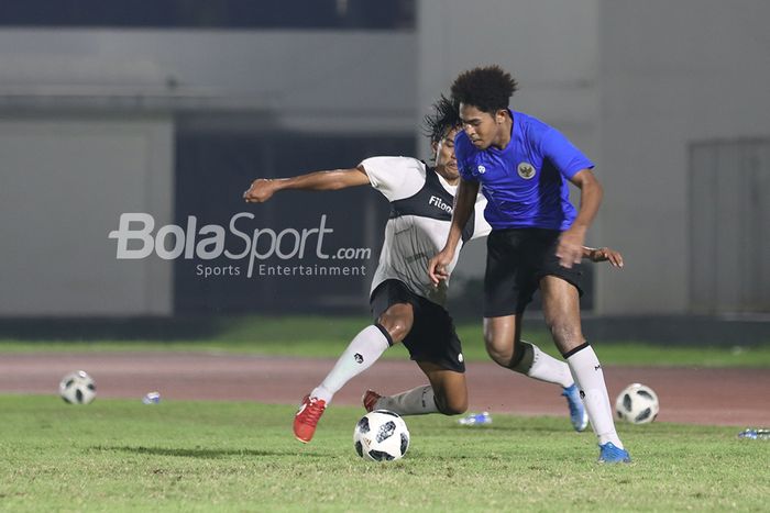 Ady Setiawan (kiri) sedang berusaha merebut bola dari Braif Fatari (kanan) dalam sesi latihan timnas Indonesia di Stadion Madya, Senayan, Jakarta, 11 Mei 2021.