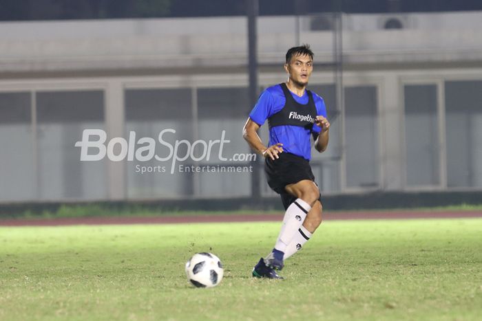 Rachmat Irianto sedang mengoper bola dalam sesi latihan timnas Indonesia di Stadion Madya, Senayan, Jakarta, 11 Mei 2021.