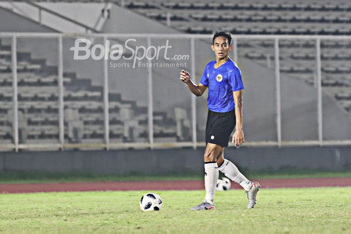 Rizky Ridho sedang menguasai bola dalam sesi latihan timnas Indonesia di Stadion Madya, Senayan, Jakarta, 11 Mei 2021.