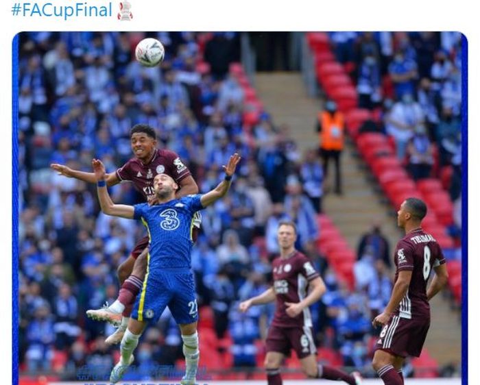 Momen Hakim Ziyech dan Wesley Fofana berduel di udara dalam pertandingan final Piala FA antara Chelsea melawan Leicester City.