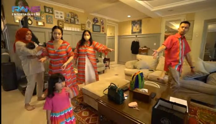 Potret ruang tengah rumah artis ibu Nagita Slavina yang berada di Tebet.