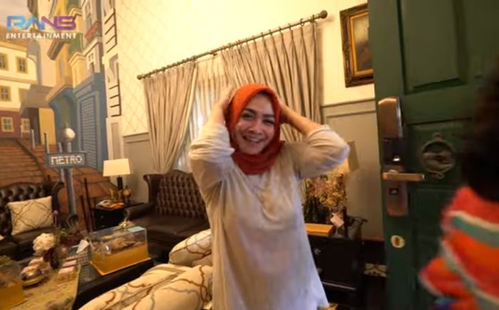 Potret ruang tamu di rumah artis Rieta Amilia.