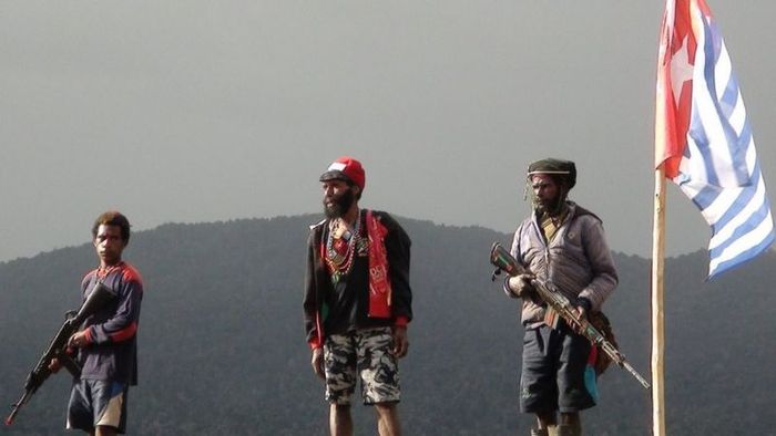 Pimpinan OPM atau KKB Papua Lekagak Telenggen (tengah, pakai topi) terus diburu pasukan gabungan TNI dan Polri. Lekagak sulit ditangkap karena punya alasan ini.