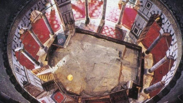 Kubah Batu menjadi tempat suci agi agama Islam dan Yahudi. Ini karena di dalam kubah ini, terdapat batu Ash-Shakhrah yang menjadi tempat suci bagi umat Yahudi dan umat Islam.