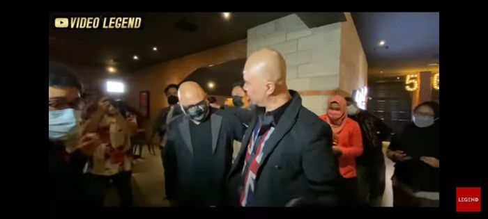 Irwan Mussry dan Ahmad Dhani tampak saling merangkul

