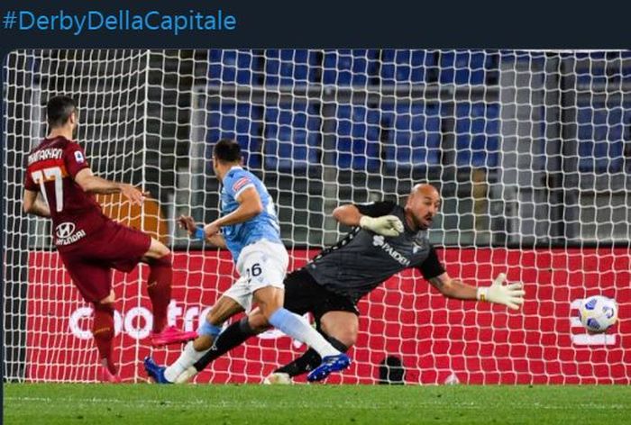Henrikh Mkhitaryan cetak gol AS Roma ke gawang Lazio di laga Liga Italia, 15 Mei 2021.