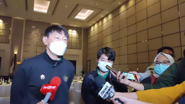 Pelatih Timnas Indonesia, Shin Tae-yong saat wawancara bersama awak media sebelum berangkat ke Uni Emrat Arab (UEA), di Hotel Fairmont, Jakarta Pusat, Minggu (16/5/2021).