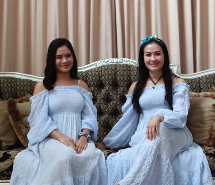 Iis Dahlia dan putrinya pakai baju lebaran yang dikritik netizen karena dinilai terllau terbuka