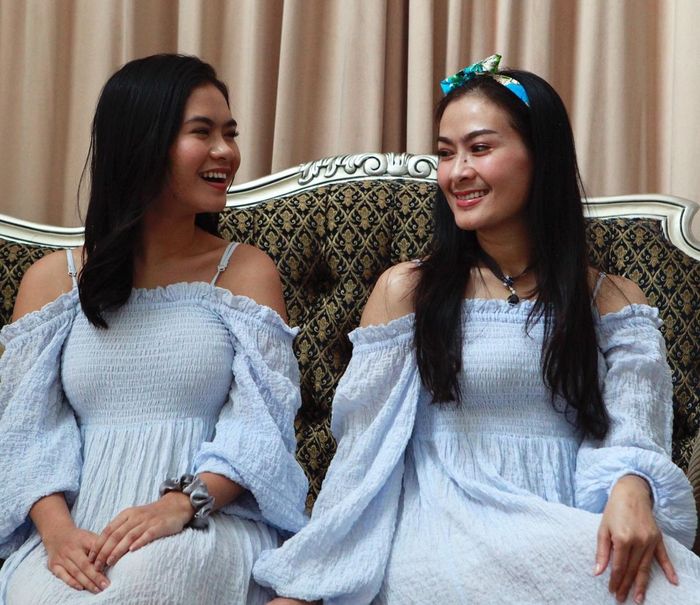 Iis Dahlia dan putrinya pakai baju lebaran yang dikritik netizen karena dinilai terllau terbuka