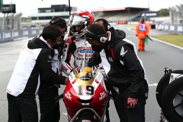 Pembalap Honda Team Asia, Andi Farid Izdihar, menjelang balapan Moto3 Prancis di Sirkuit Bugatti, Le Mans, Prancis, Minggu (16/5/2021)