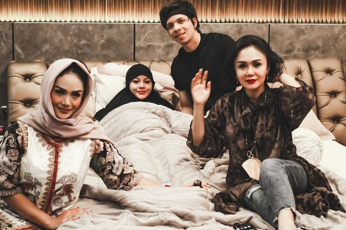 Yuni Shara dan Krisdayanti menjenguk Aurel Hermansyah saat berdarah sebelum keguguran beberapa waktu lalu.