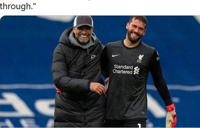 Pelatih Liverpool, Juergen Klopp, tertawa bersama Alisson Becker.